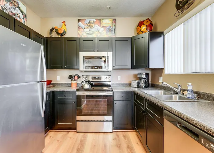 Patio & Perks: Gated Gilbert Holiday home *