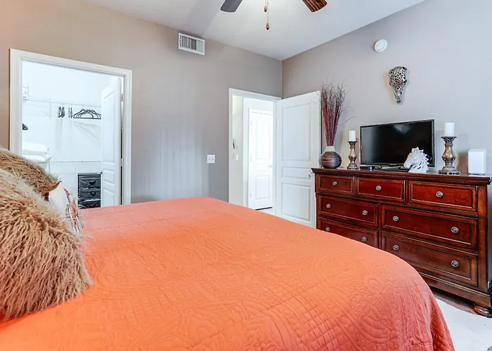 Patio & Perks: Gated Gilbert Holiday home